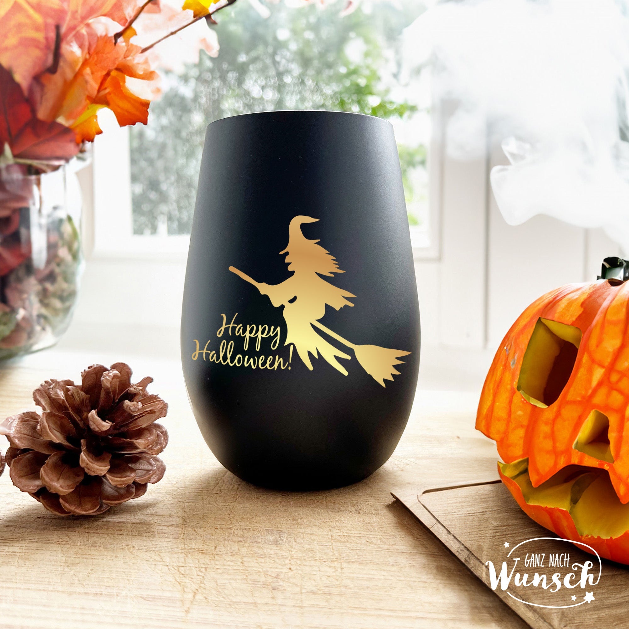 Halloween - Gruselige Hexe auf Besen - Graviertes Windlicht
