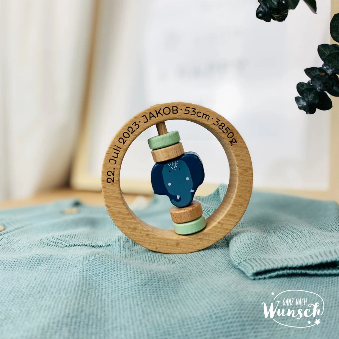 Personalisierte Rassel aus Holz von Trixie Baby - Geschenk Geburt für Baby - Holzrassel mit Name oder Geburtsdaten graviert