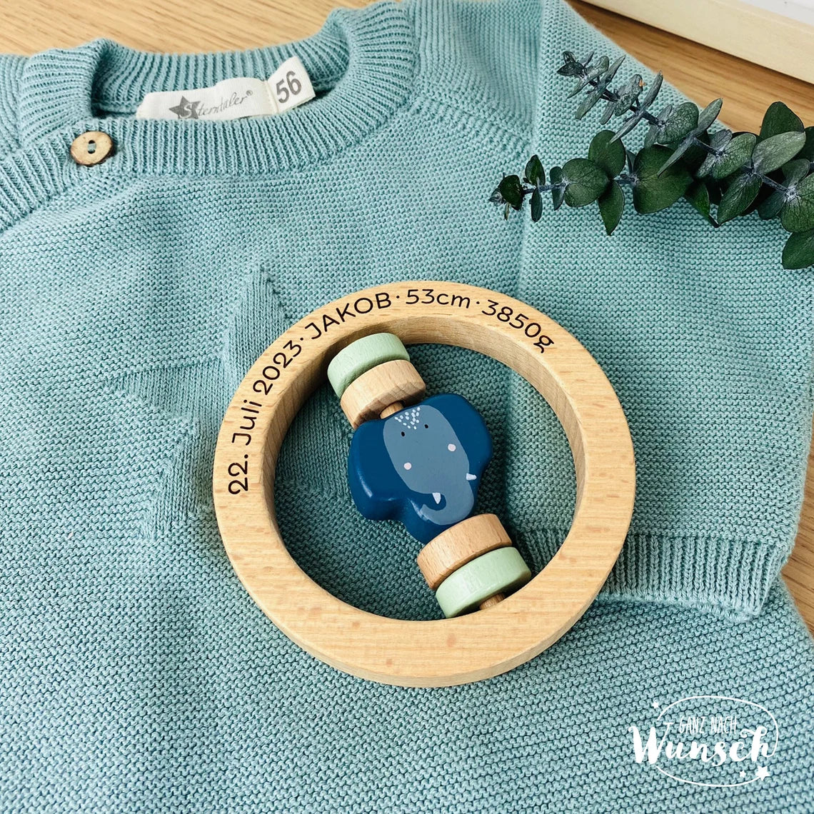 Personalisierte Rassel aus Holz von Trixie Baby - Geschenk Geburt für Baby - Holzrassel mit Name oder Geburtsdaten graviert