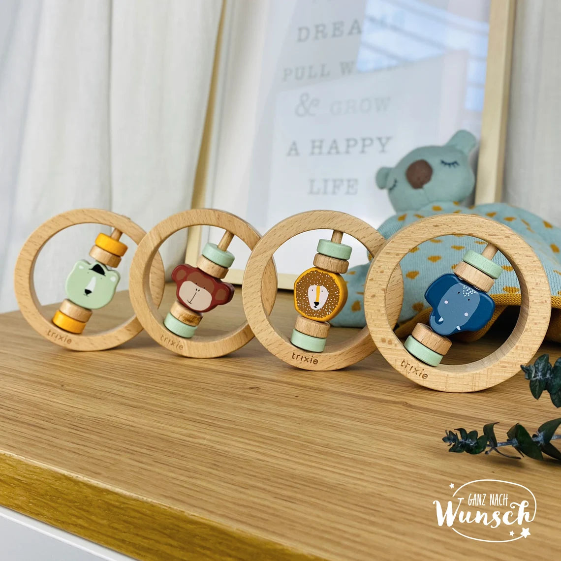 Personalisierte Rassel aus Holz von Trixie Baby - Geschenk Geburt für Baby - Holzrassel mit Name oder Geburtsdaten graviert