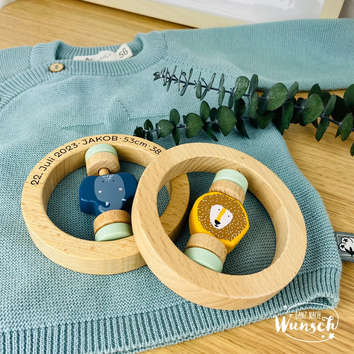 Personalisierte Rassel aus Holz von Trixie Baby - Geschenk Geburt für Baby - Holzrassel mit Name oder Geburtsdaten graviert