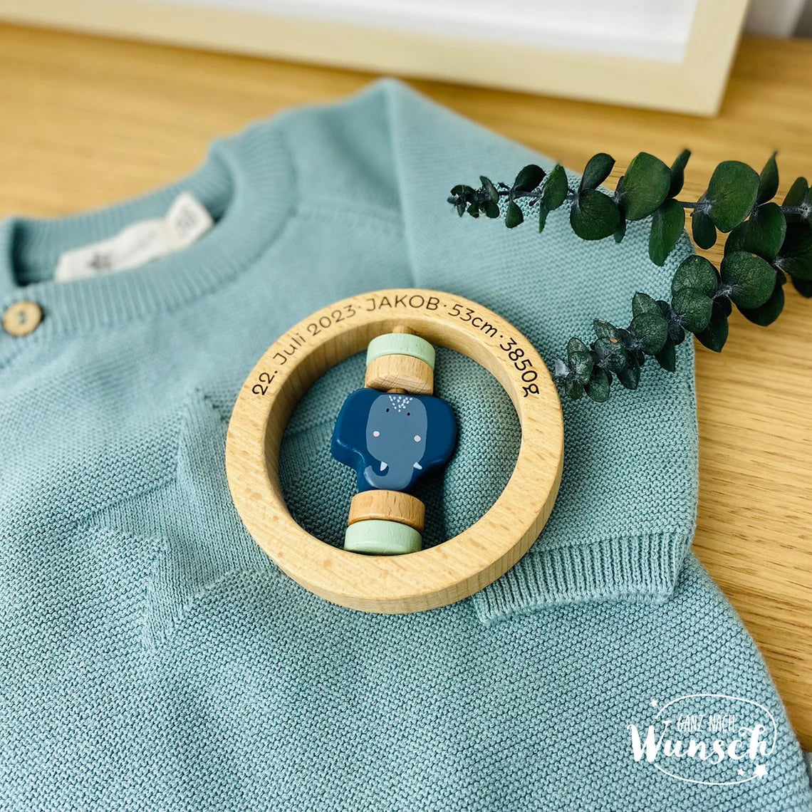 Personalisierte Rassel aus Holz von Trixie Baby - Geschenk Geburt für Baby - Holzrassel mit Name oder Geburtsdaten graviert