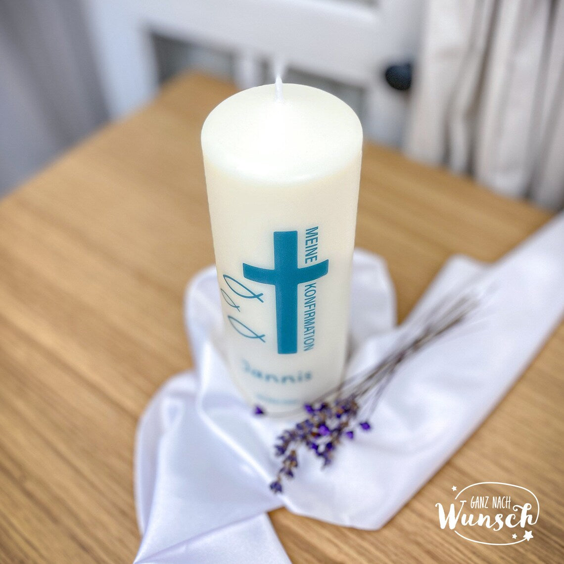 Personalisierte Konfirmationskerze mit Kreuz und Fischen, besonders auch zur Geburt, Kommunion, Hochzeit oder anderer besonderer Anlass
