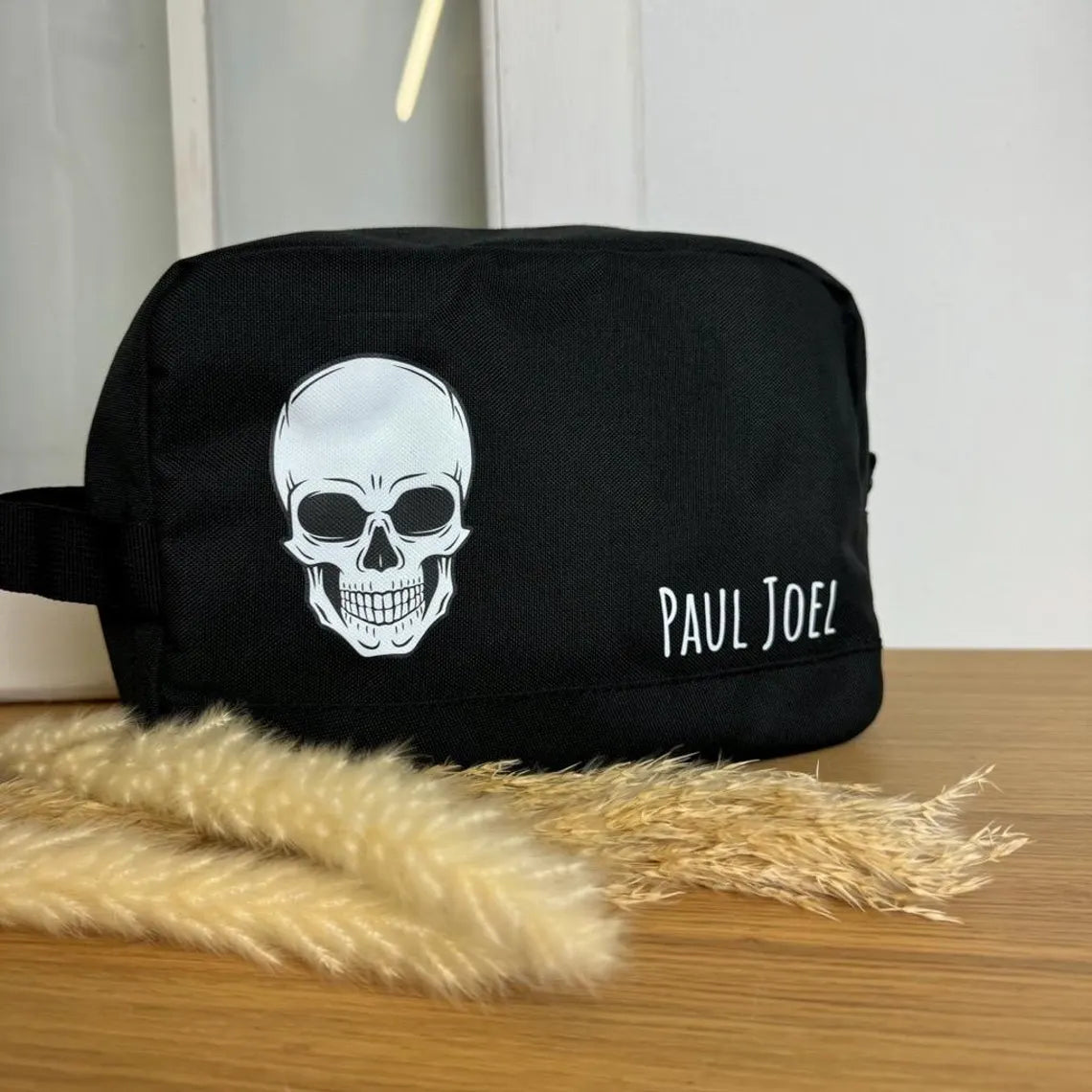 Kulturbeutel personalisiert mit Totenkopf und Namen Kulturtasche