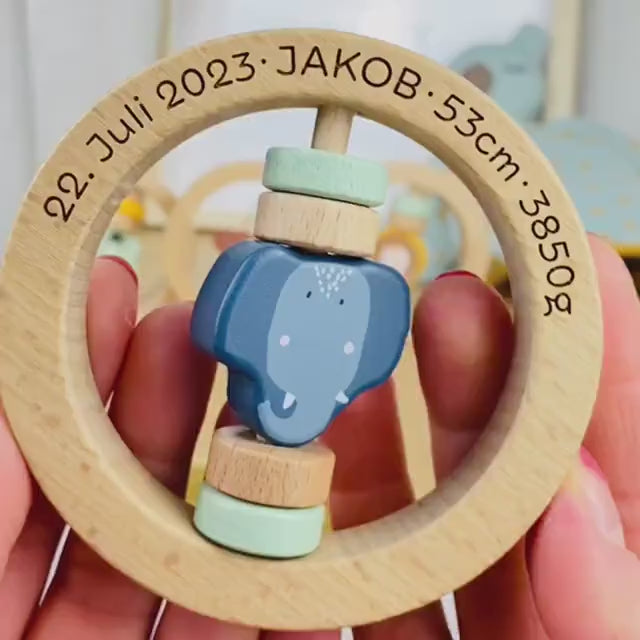 Personalisierte Rassel aus Holz von Trixie Baby - Geschenk Geburt für Baby - Holzrassel mit Name oder Geburtsdaten graviert