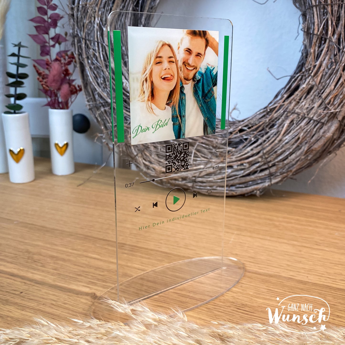 Personalisierte Acrylscheibe im Musikplayer-Design mit individuellem Foto, QR-Code und Lieddetails. Der transparente Aufsteller zeigt ein Paarbild und bietet Platz für einen eigenen Text. Perfekt als einzigartiges Geschenk oder Dekoration.