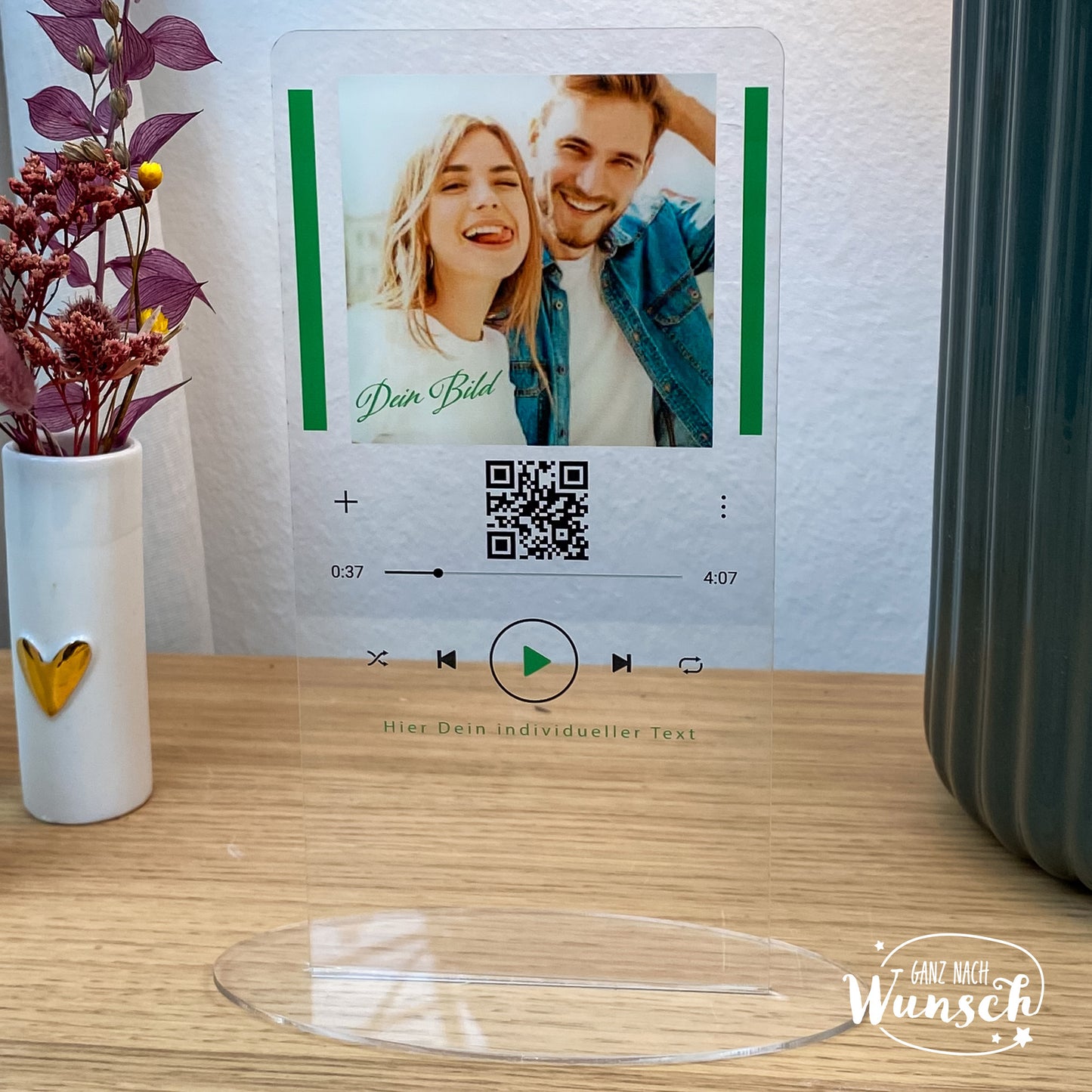 Personalisierte Acrylscheibe im Musikplayer-Design mit individuellem Foto, QR-Code und Lieddetails. Der transparente Aufsteller zeigt ein Paarbild und bietet Platz für einen eigenen Text. Perfekt als einzigartiges Geschenk oder Dekoration.
