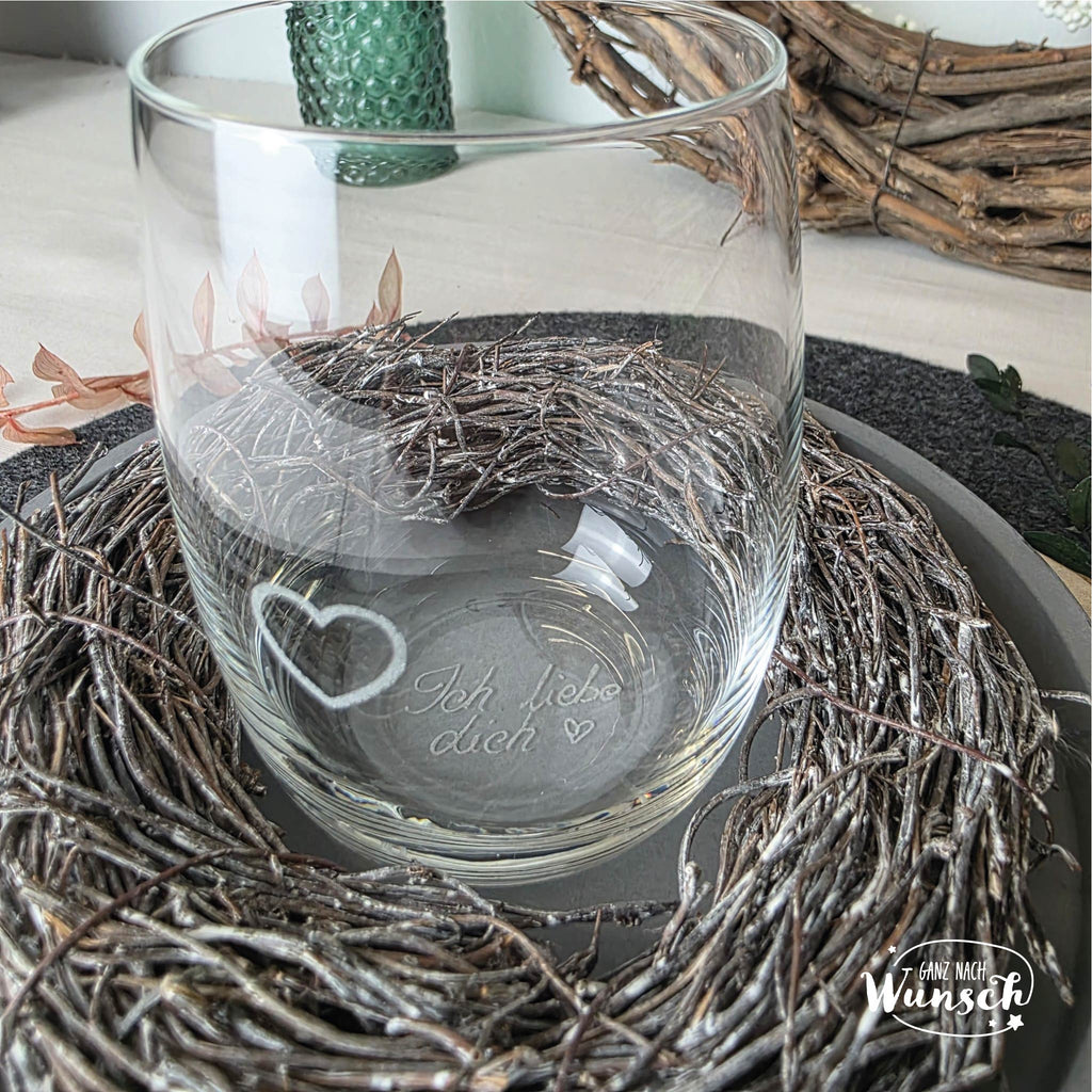 Graviertes Trinkglas mit Herz & Spruch im Boden – personalisierbar | Geschenk für jeden Anlass