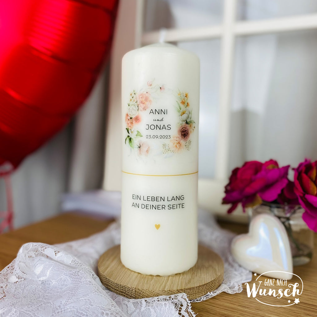 Personalisierte Hochzeitskerze mit Namen und Trauspruch zur Hochzeit - Blumenkranz