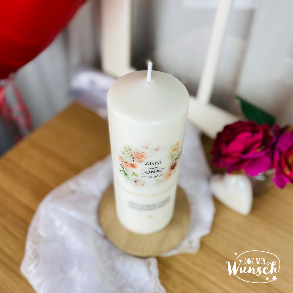 Personalisierte Hochzeitskerze mit Namen und Trauspruch zur Hochzeit - Blumenkranz