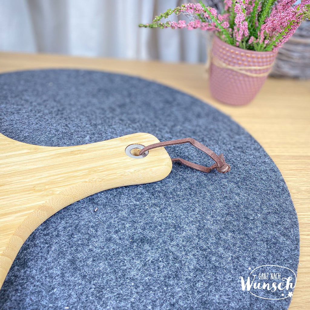 Schneidebrett mit Gravur "Danke, dass ihr uns beim Wachsen geholfen habt!"