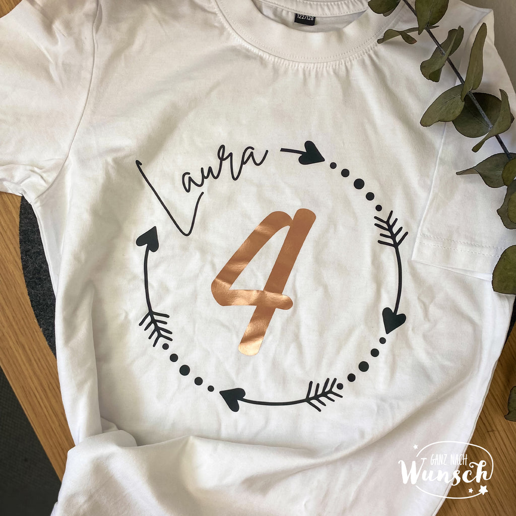 Personalisiertes Kinder Geburtstagsshirt, T-Shirt mit Name und Zahl, Geburtstagsgeschenk, Weißes T-Shirt,  Pfeil, Jahreszahl, Kindershirt
