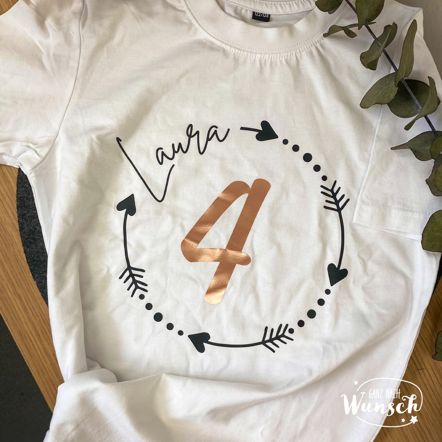 Personalisiertes Kinder Geburtstagsshirt, T-Shirt mit Name und Zahl, Geburtstagsgeschenk, Weißes T-Shirt,  Pfeil, Jahreszahl, Kindershirt