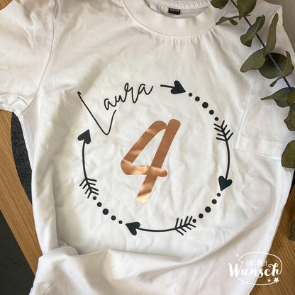 Personalisiertes Kinder Geburtstagsshirt, T-Shirt mit Name und Zahl, Geburtstagsgeschenk, Weißes T-Shirt,  Pfeil, Jahreszahl, Kindershirt