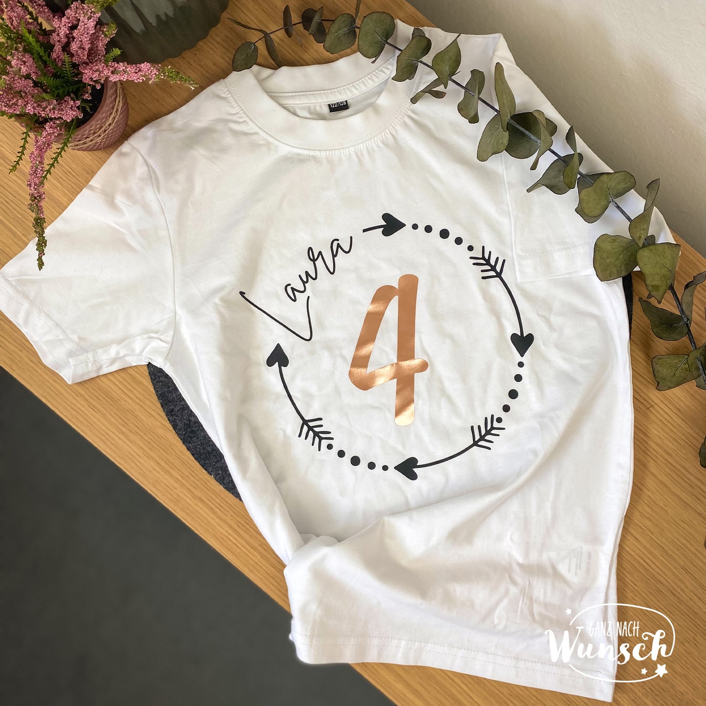 Personalisiertes Kinder Geburtstagsshirt, T-Shirt mit Name und Zahl, Geburtstagsgeschenk, Weißes T-Shirt,  Pfeil, Jahreszahl, Kindershirt
