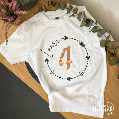 Personalisiertes Kinder Geburtstagsshirt, T-Shirt mit Name und Zahl, Geburtstagsgeschenk, Weißes T-Shirt,  Pfeil, Jahreszahl, Kindershirt