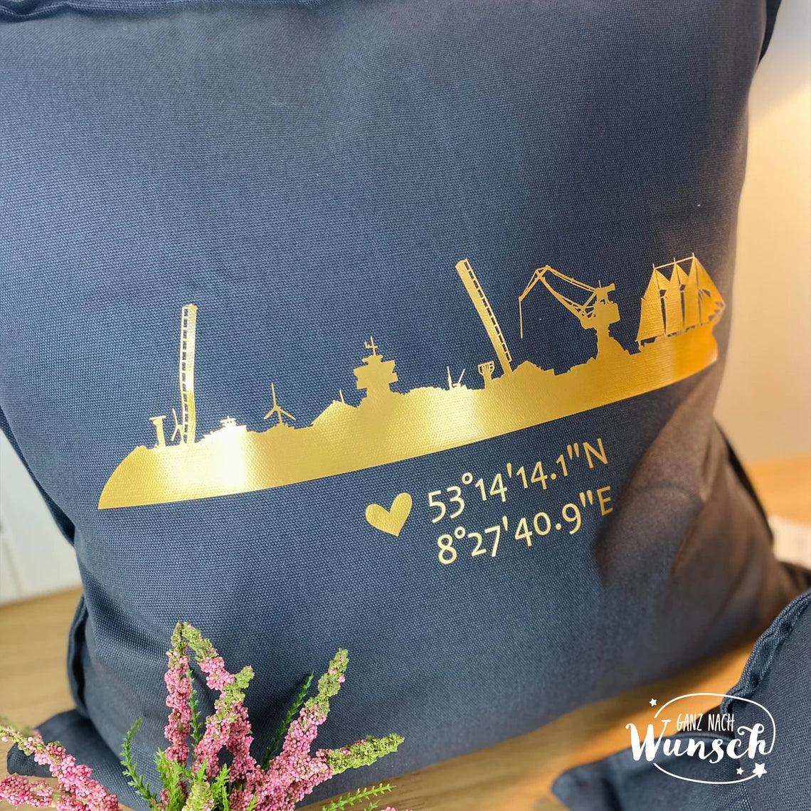 Personalisierter Kissenbezug "Zuhause" mit Skyline und Koordinaten 50x50cm