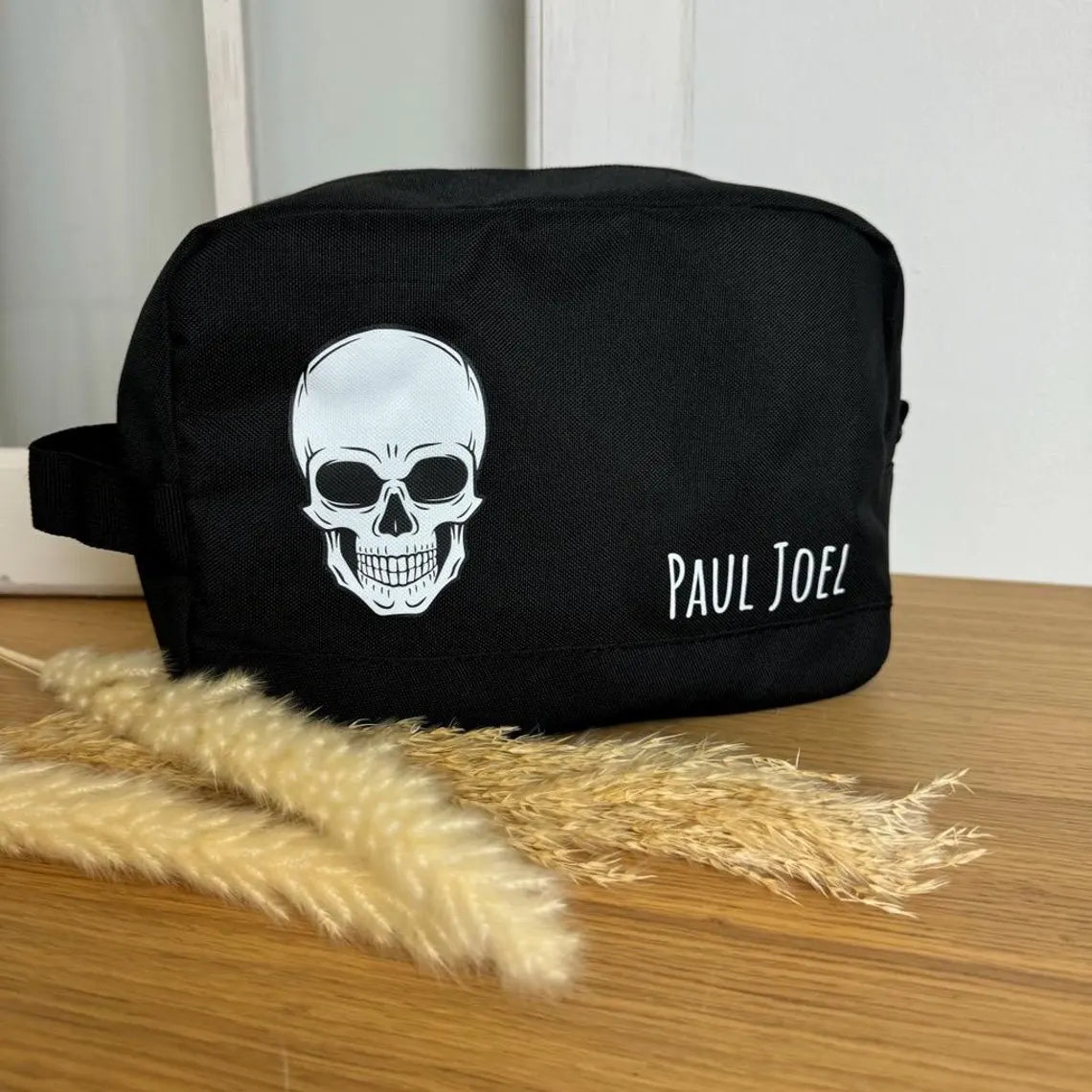 Kulturbeutel personalisiert mit Totenkopf und Namen | Kulturtasche | Waschtasche | Geschenk für Mann | Kosmetiktasche | Männergeschenk |