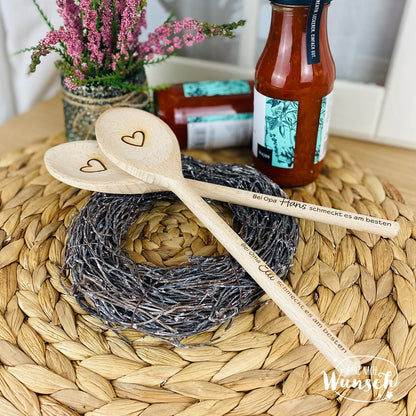 Personalisierter Kochlöffel aus Holz mit Gravur: Bei Oma/Opa schmeckts am besten!