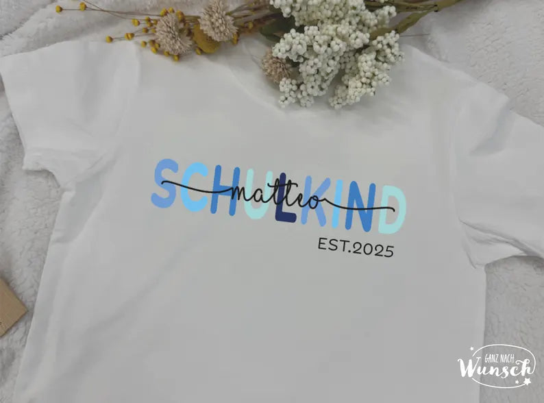 Kids Shirt - Schulkind | Name | Einschulung Geschenk | Erste Klasse | 100% Baumwolle | Personalisierbar | Schulkind | Lila | Blau