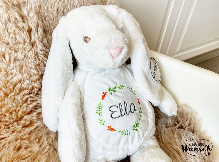 Kuschelhase mit Namensstickerei und Blumenranke