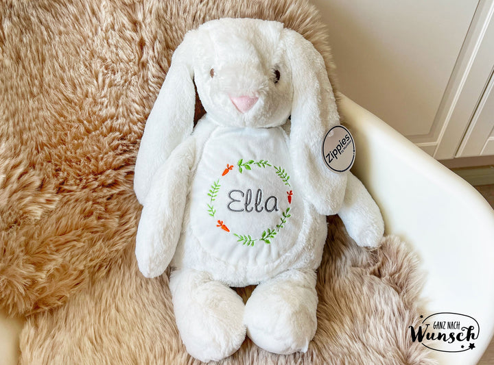 Kuschelhase mit Namensstickerei und Blumenranke