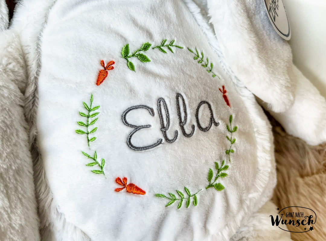 Kuschelhase mit Namensstickerei und Blumenranke