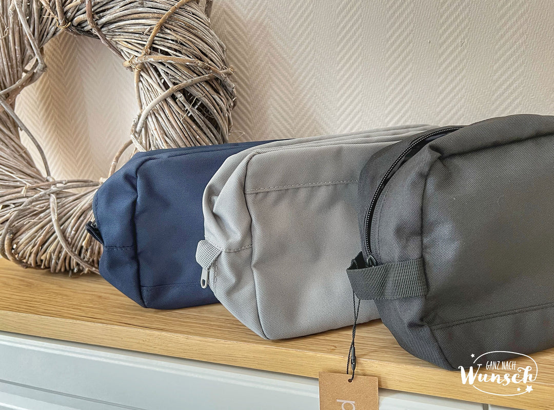 Kulturtasche aus recyceltem Polyester mit Namen