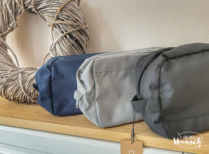 Kulturtasche aus recyceltem Polyester mit Namen