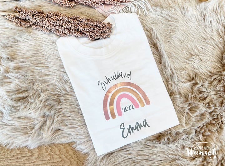 Schulkind-T-Shirt mit Regenbogen in Roségold