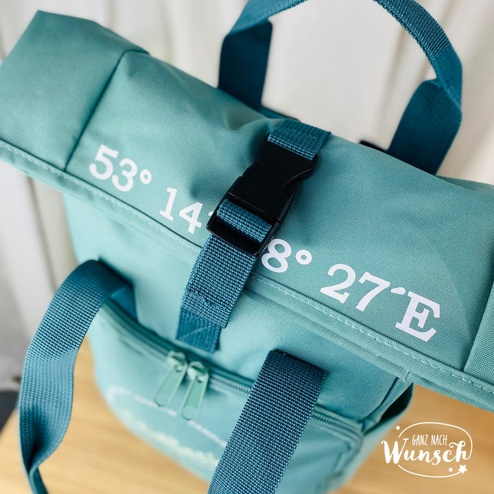 Bestickter Rolltop-Rucksack mit Stadt und Koordinaten