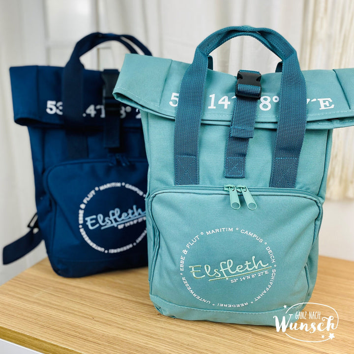 Bestickter Rolltop-Rucksack mit Stadt und Koordinaten