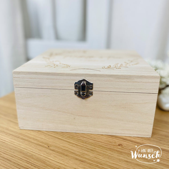 Holzkiste zur Hochzeit – florale oder maritime Gravur