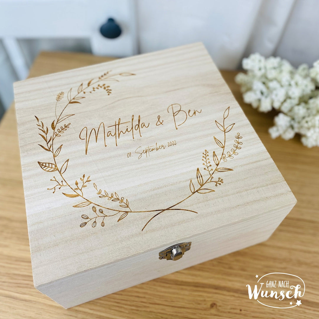 Holzkiste zur Hochzeit – florale oder maritime Gravur