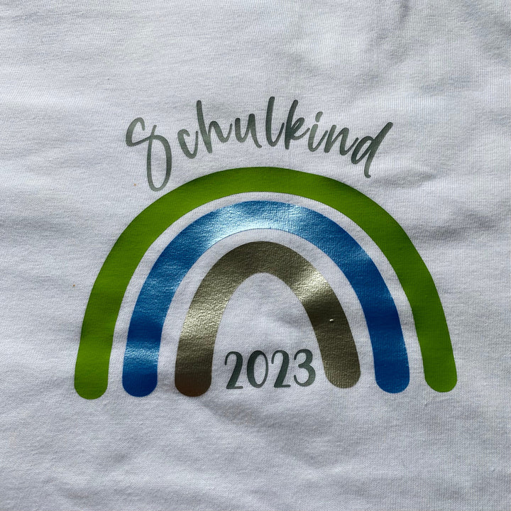 Schulkind-T-Shirt mit Regenbogen in Roségold