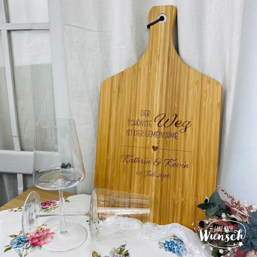 Hochzeits-Geschenkset mit gravierten Weingläsern und Brett