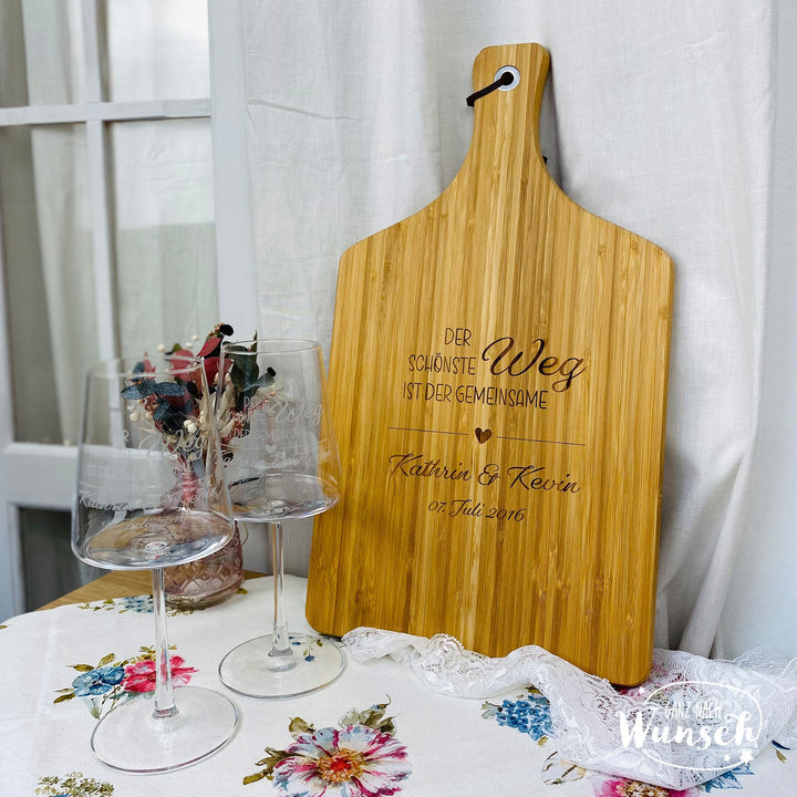 Hochzeits-Geschenkset mit gravierten Weingläsern und Brett