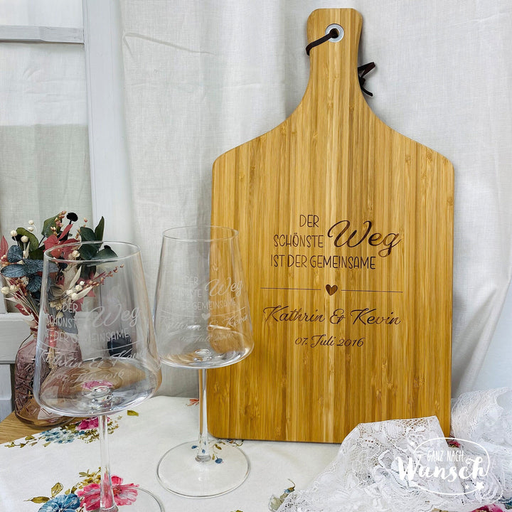 Hochzeits-Geschenkset mit gravierten Weingläsern und Brett