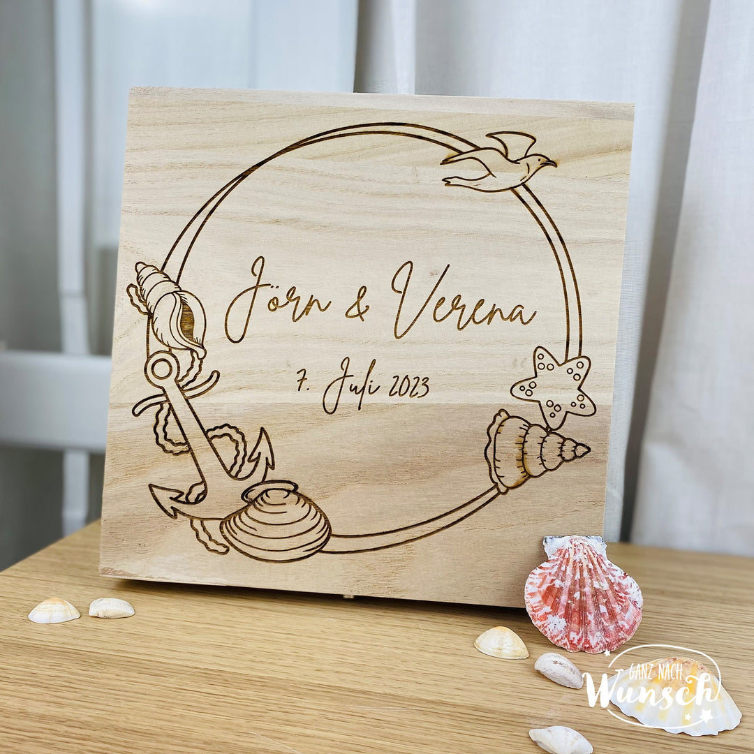 Holzkiste zur Hochzeit – florale oder maritime Gravur