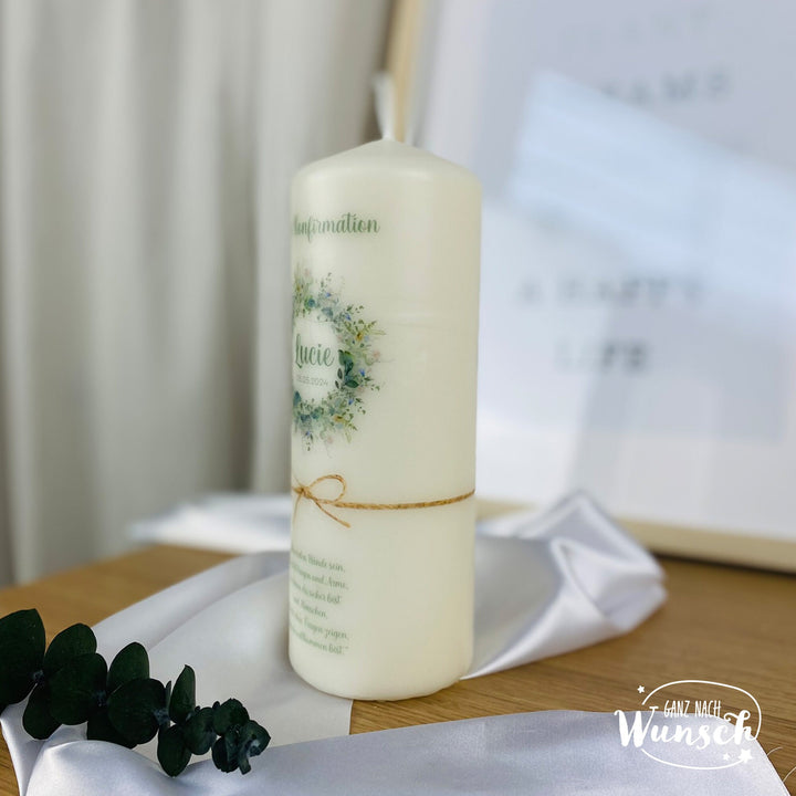 Kerze mit Blumenkranz und Wunschspruch