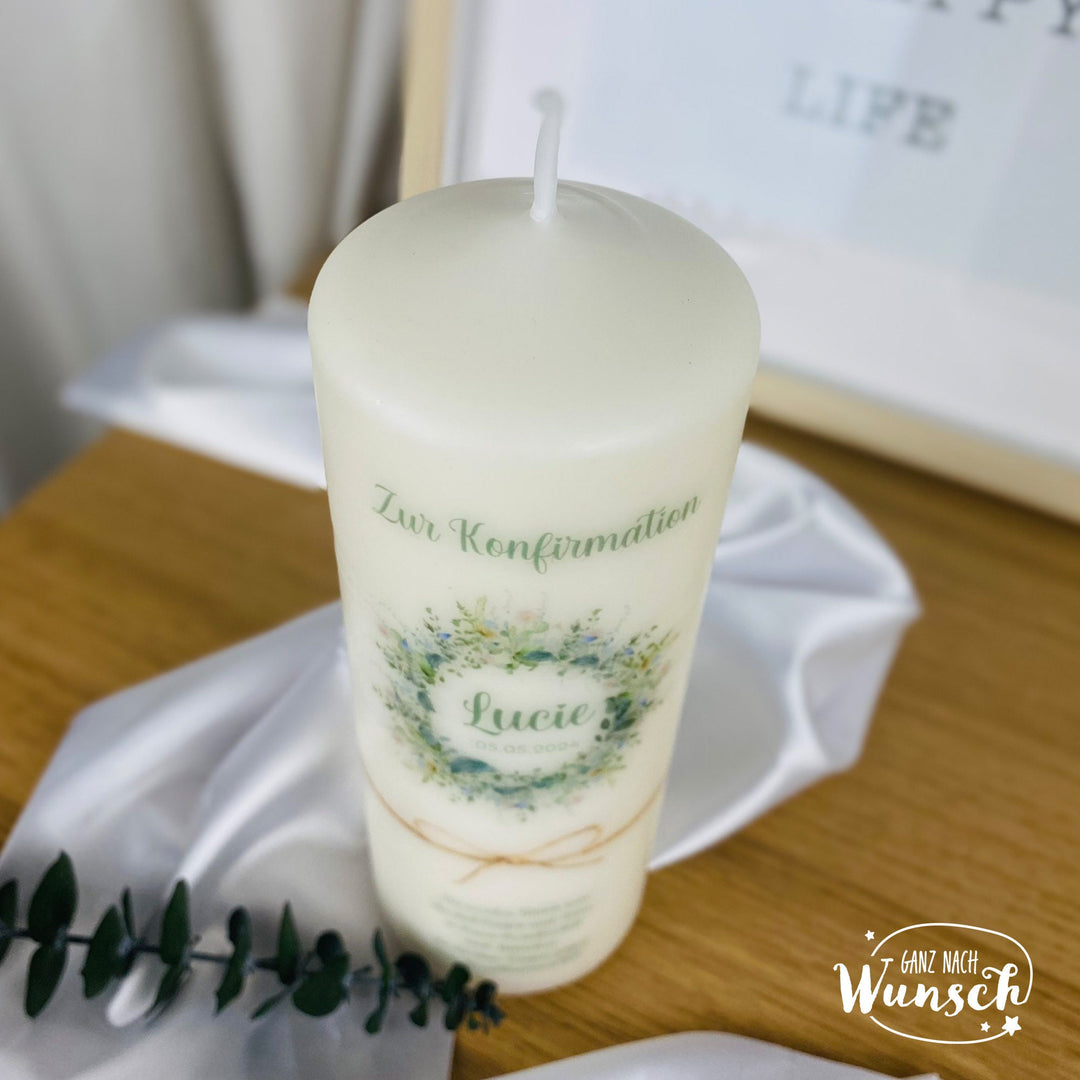 Kerze mit Blumenkranz und Wunschspruch