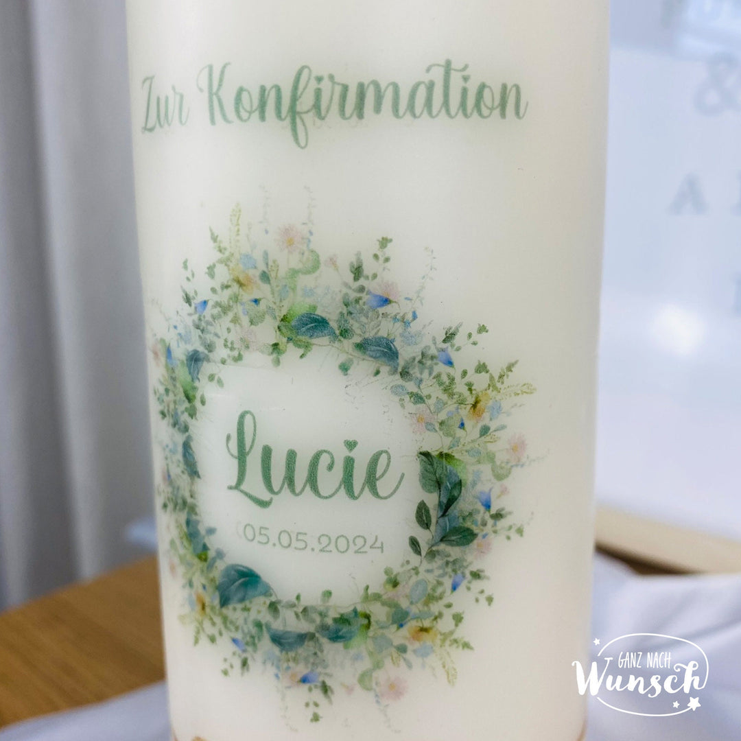 Kerze mit Blumenkranz und Wunschspruch