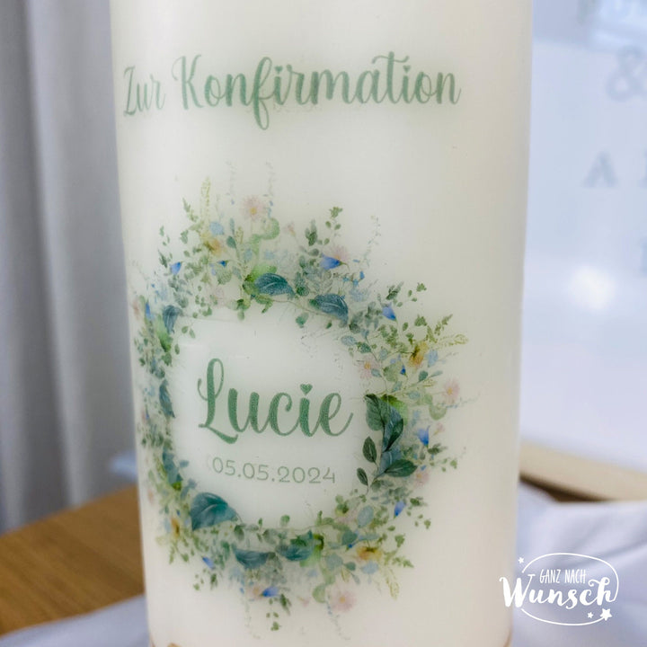 Kerze mit Blumenkranz und Wunschspruch