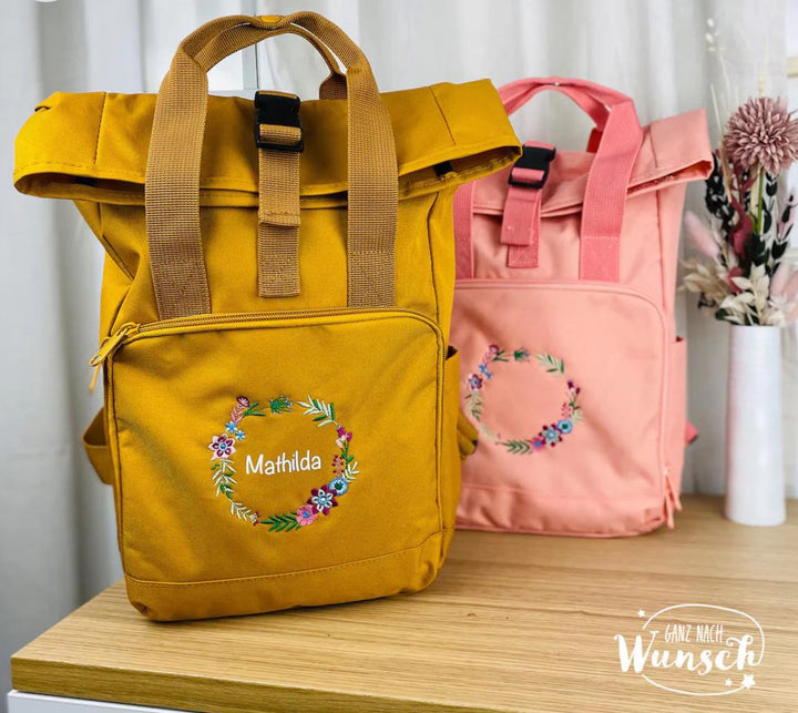 Rolltop-Rucksack mit Blumenstickerei und Namensplott