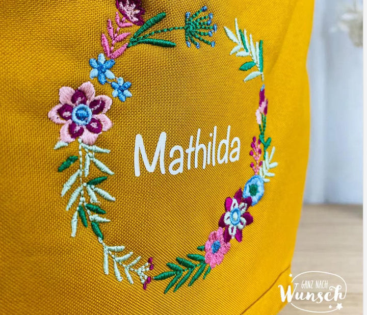Rolltop-Rucksack mit Blumenstickerei und Namensplott