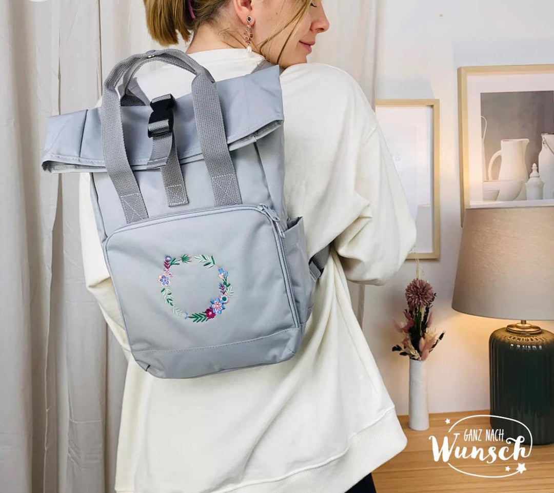 Rolltop-Rucksack mit Blumenstickerei und Namensplott