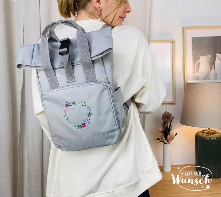 Rolltop-Rucksack mit Blumenstickerei und Namensplott