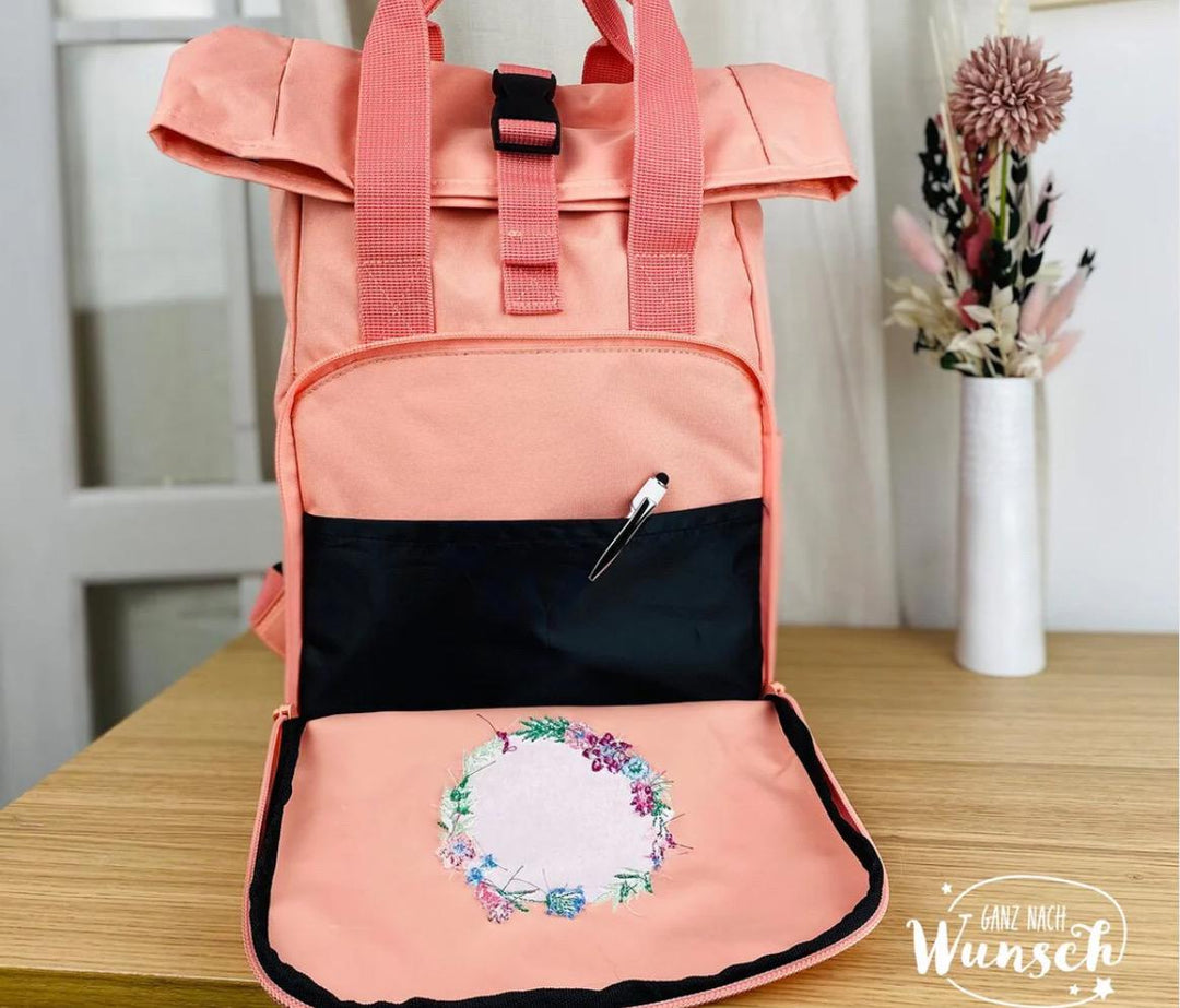 Rolltop-Rucksack mit Blumenstickerei und Namensplott
