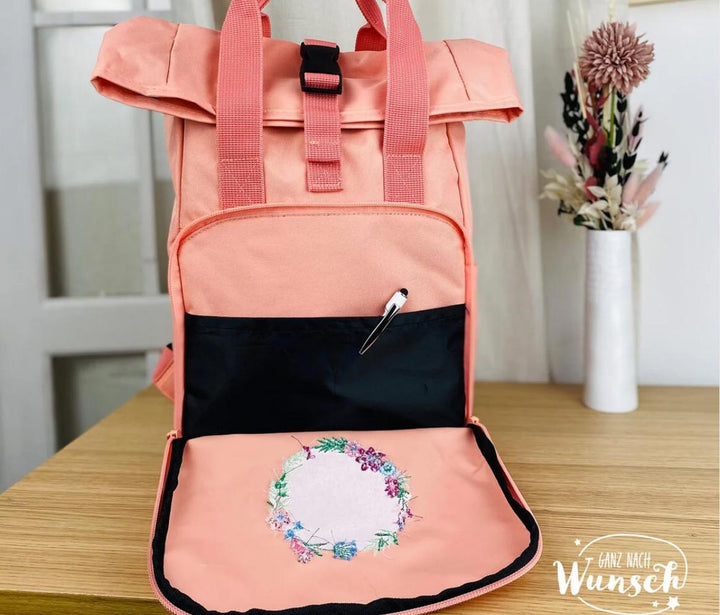 Rolltop-Rucksack mit Blumenstickerei und Namensplott