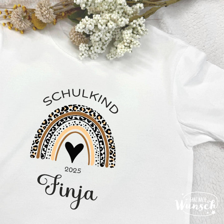 Schulkind-T-Shirt mit Regenbogen im Leoprint